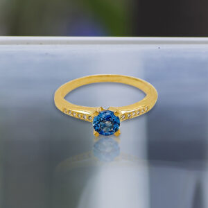 Sapphire Head with Side Diamonds 18K Gold Ring