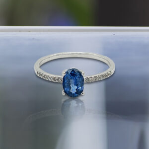 Sapphire 85 Head with Side Diamonds 18K Gold Ring