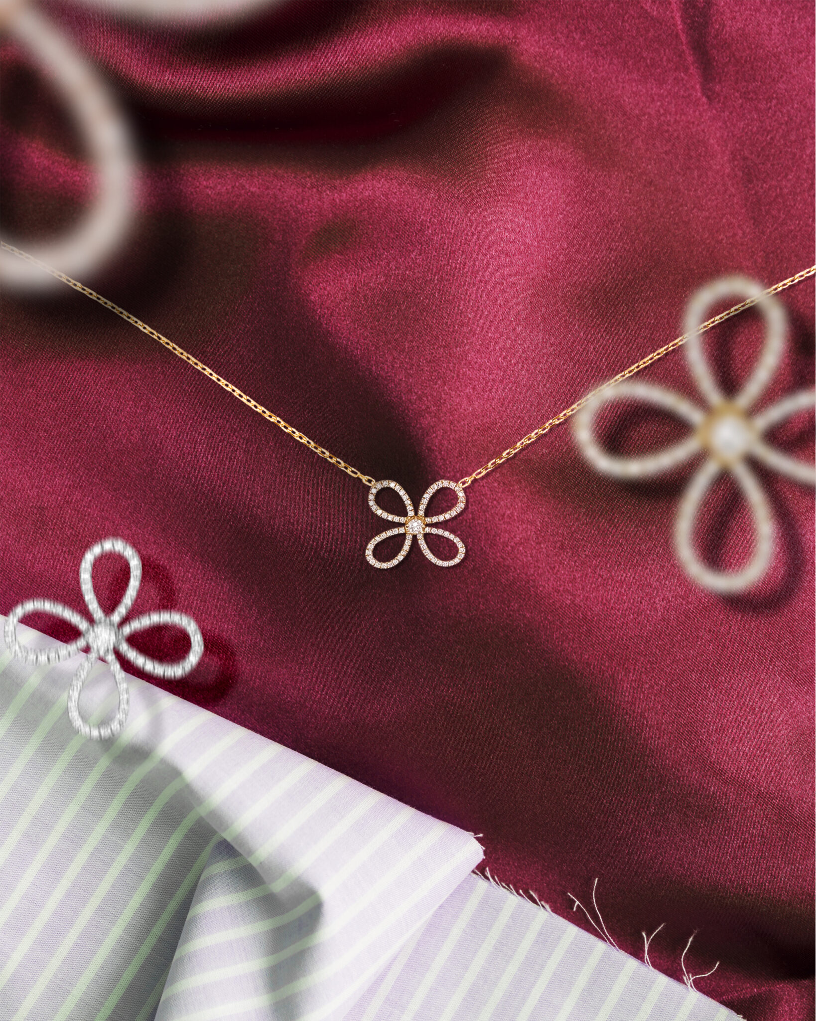 GOLD CHAIN W/FIVE IVORY CLOVERS main image 0