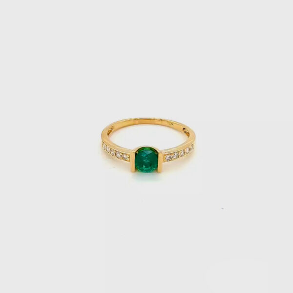 18K Gold Emerald Head Side Diamonds Ring